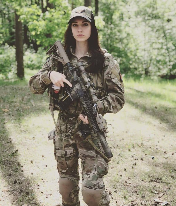 Девушка солдат