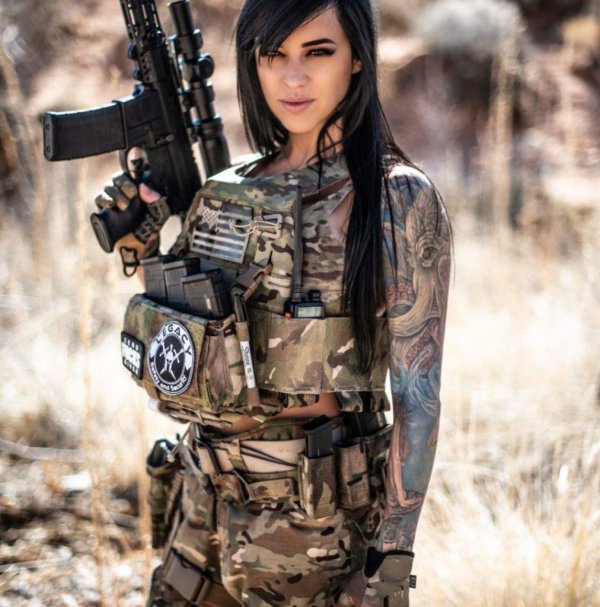 Девушка солдат