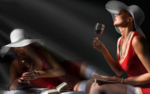 Девушка пьет