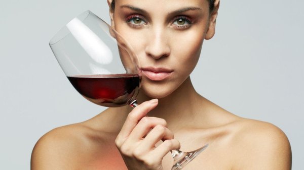 Девушка пьет