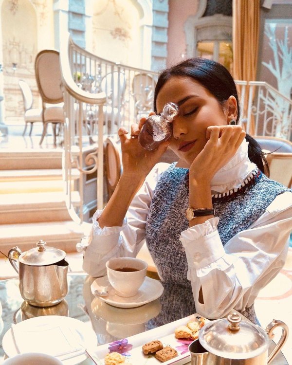 Девушка пьет