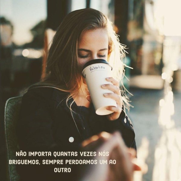 Девушка пьет