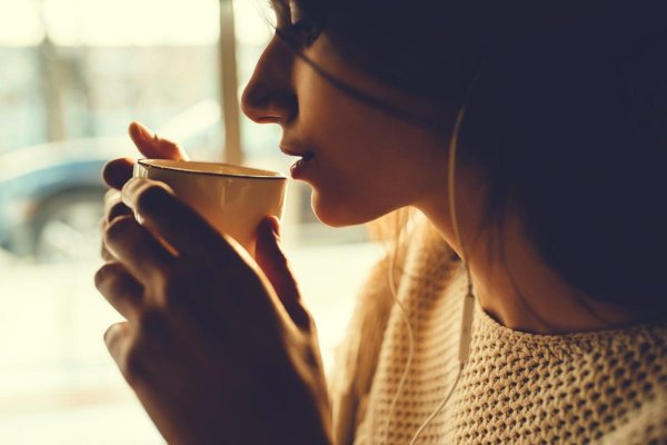 Девушка пьет