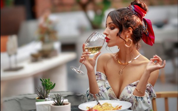 Девушка пьет