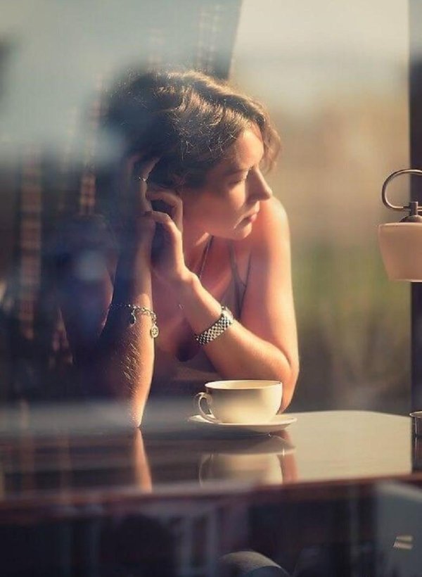 Девушка пьет