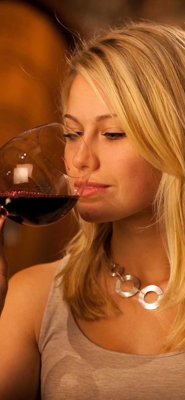 Девушка пьет