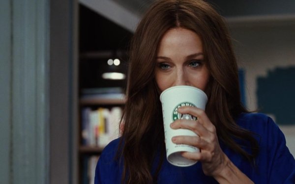 Девушка пьет