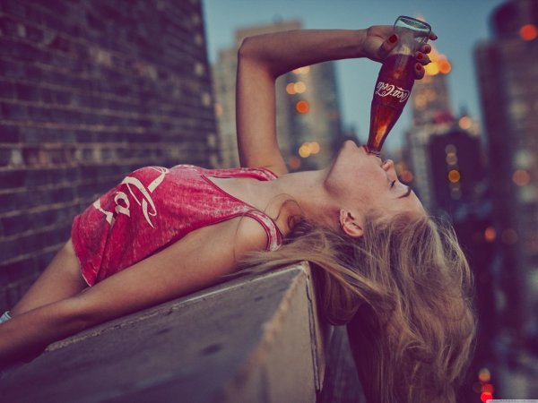 Девушка пьет