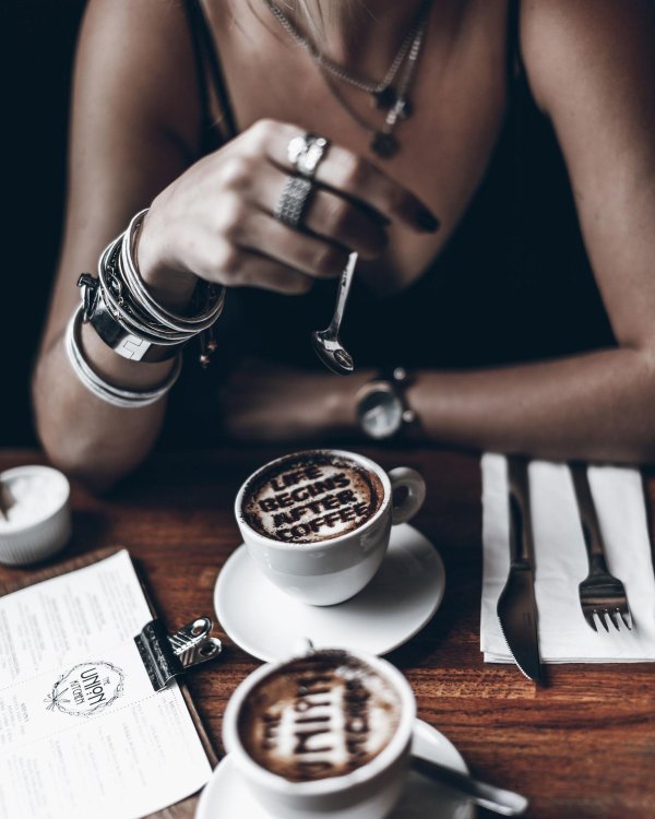 Девушка пьет