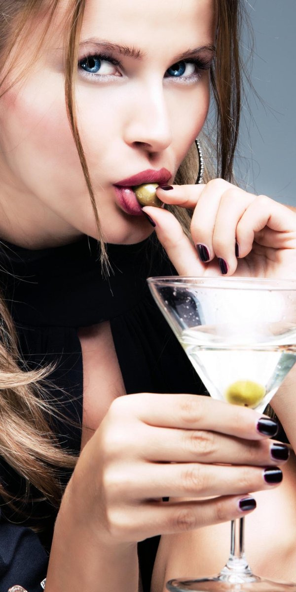 Девушка пьет