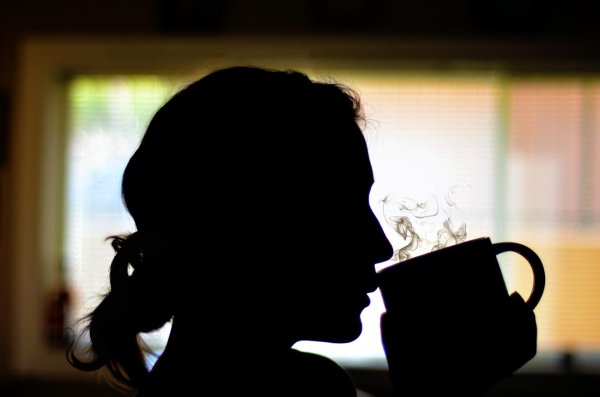 Девушка пьет