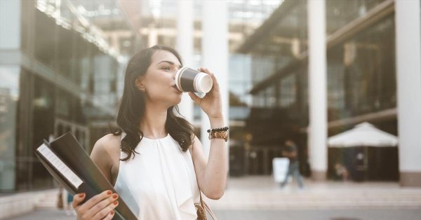 Девушка пьет