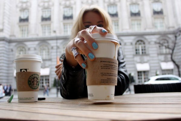 Девушка пьет