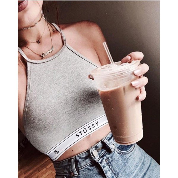 Девушка пьет