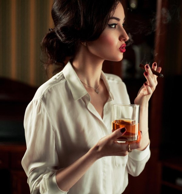 Девушка пьет