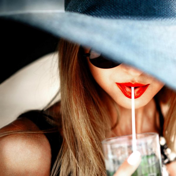 Девушка пьет