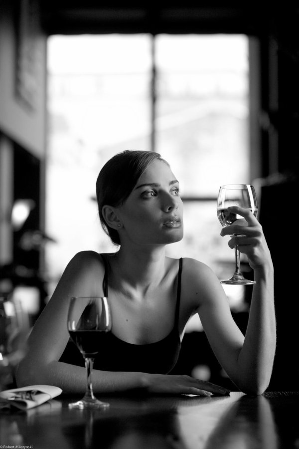 Девушка пьет