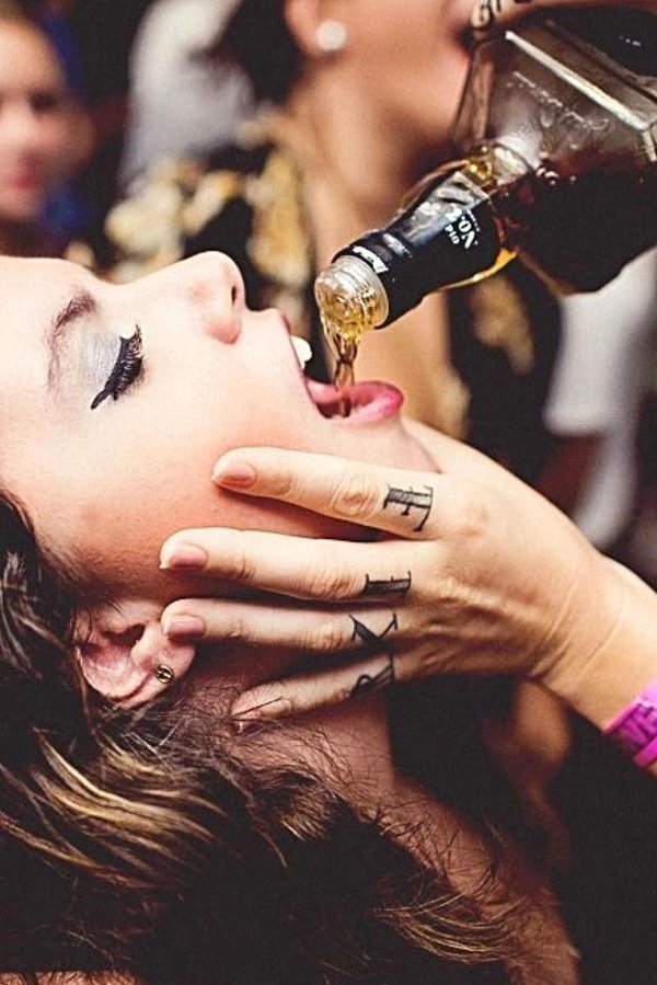 Девушка пьет