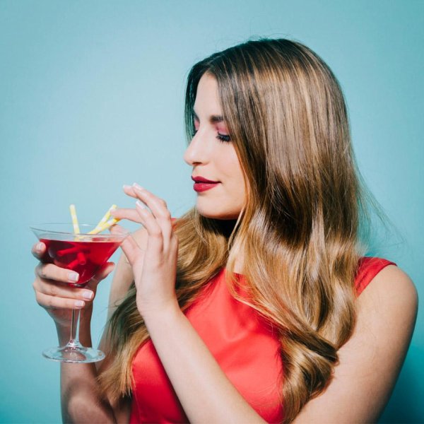 Девушка пьет