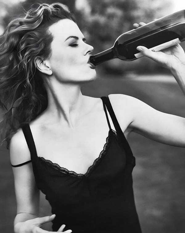 Девушка пьет