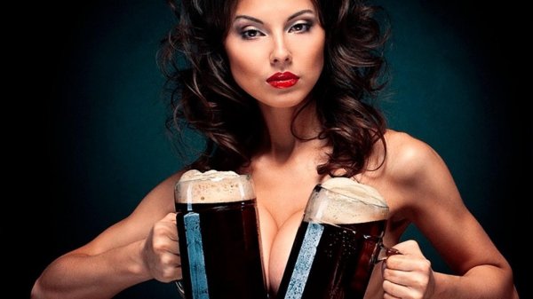 Девушка пьет