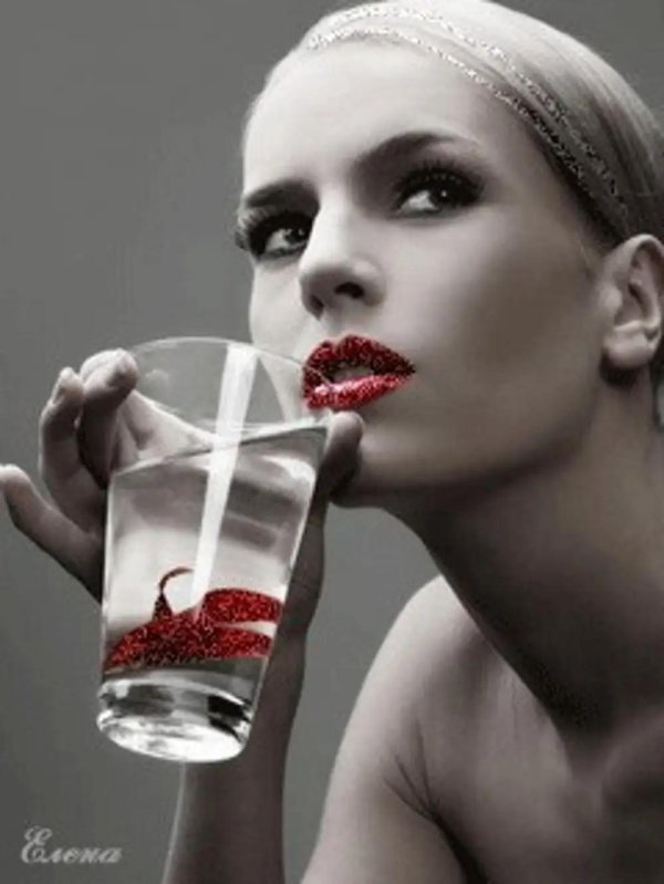 Девушка пьет