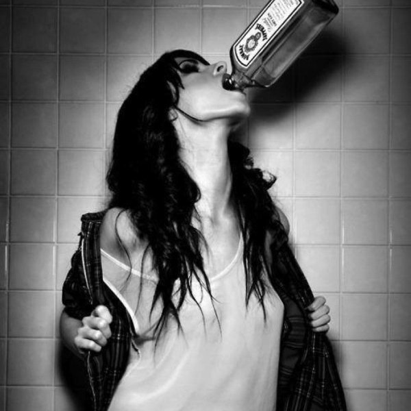 Девушка пьет