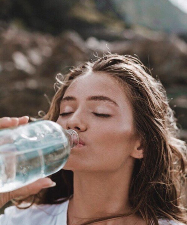 Девушка пьет