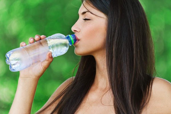 Девушка пьет