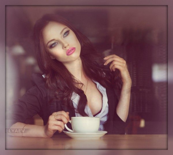 Девушка пьет