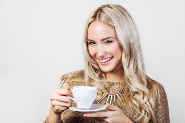 Девушка пьет