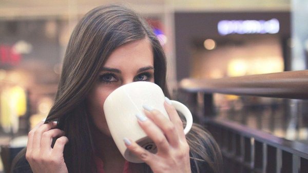 Девушка пьет