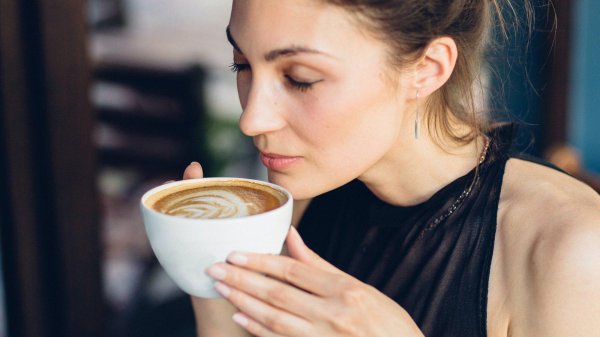 Девушка пьет