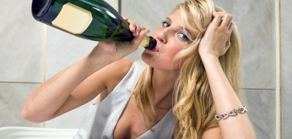 Девушка пьет