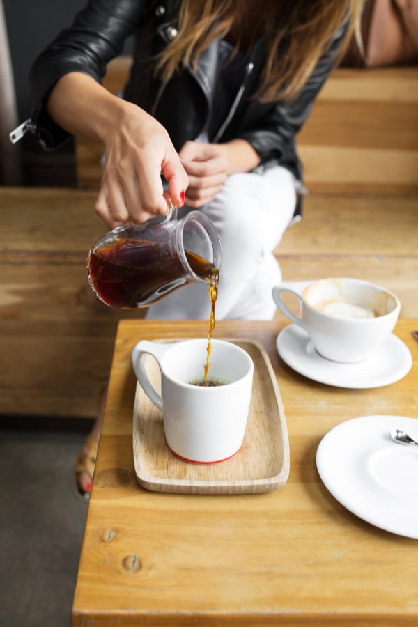 Девушка пьет