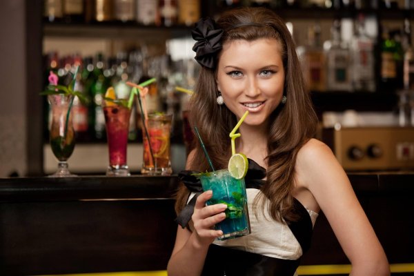 Девушка пьет