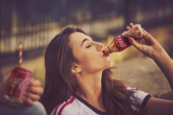 Девушка пьет