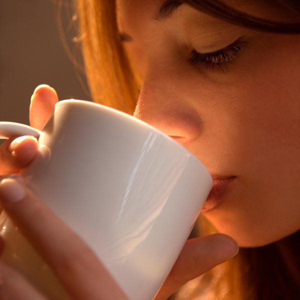 Девушка пьет