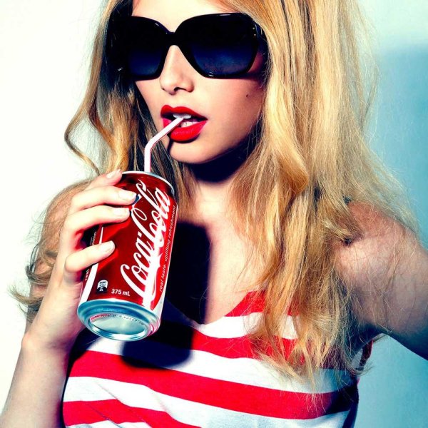 Девушка пьет