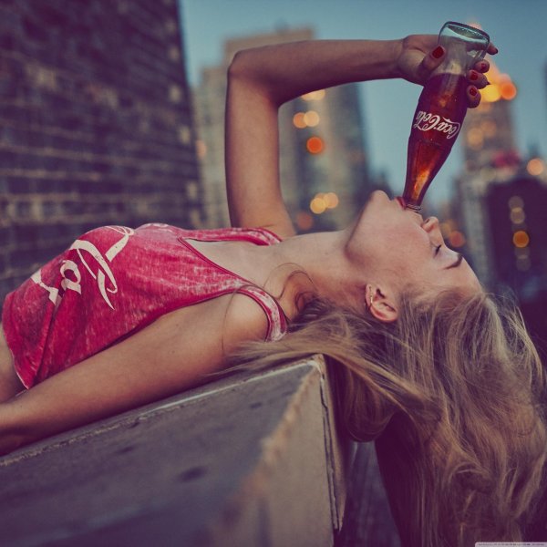 Девушка пьет