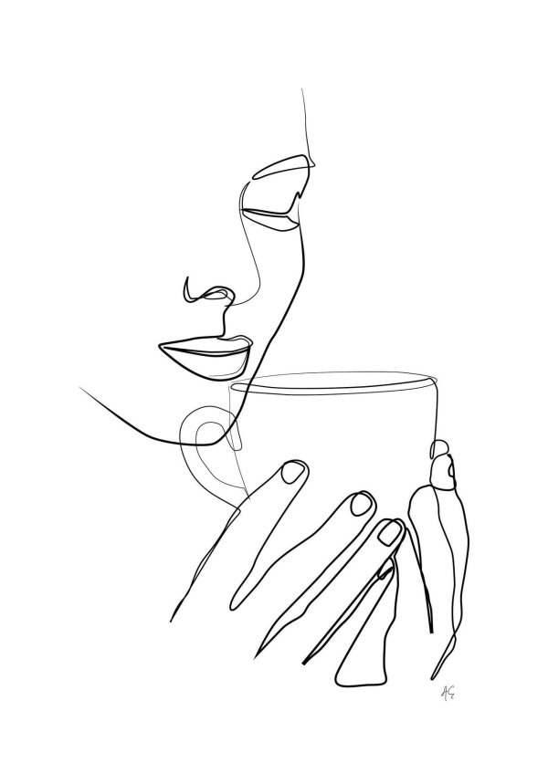 Девушка пьет