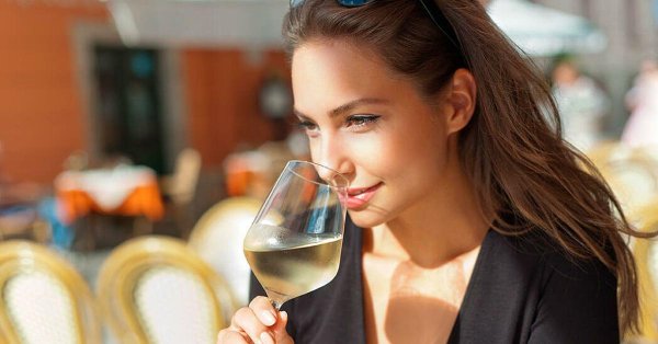 Девушка пьет