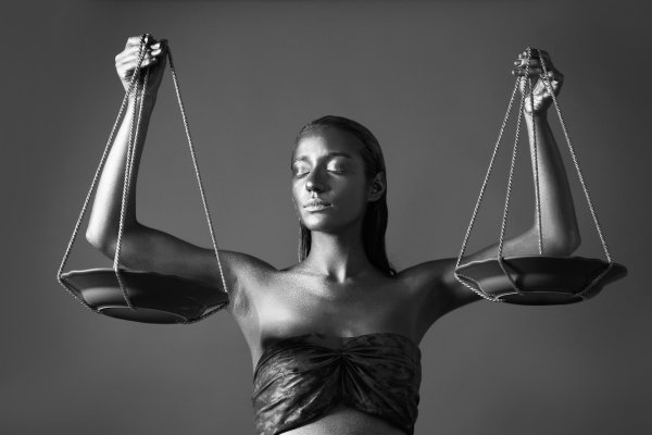 Девушка весы