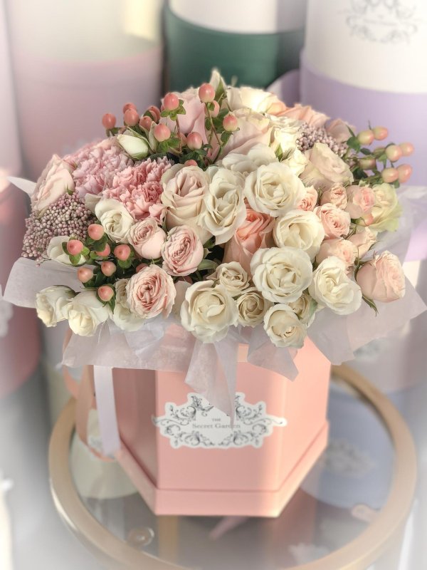 шляпная коробка с кустовыми розами