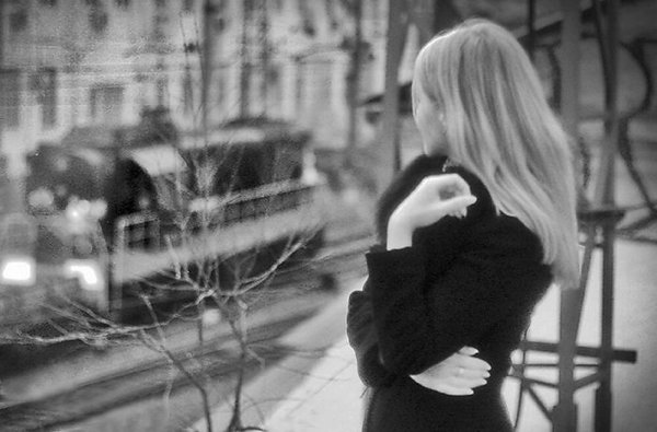 Девушка ждет