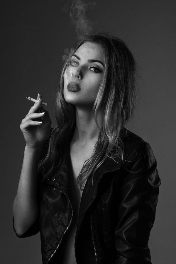 Девушка курит