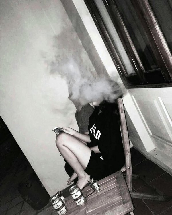 Девушка курит