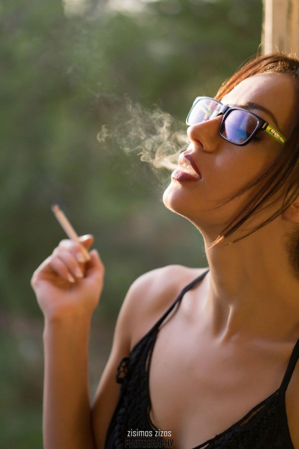 Девушка курит