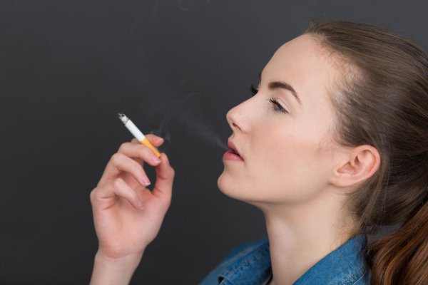 Девушка курит