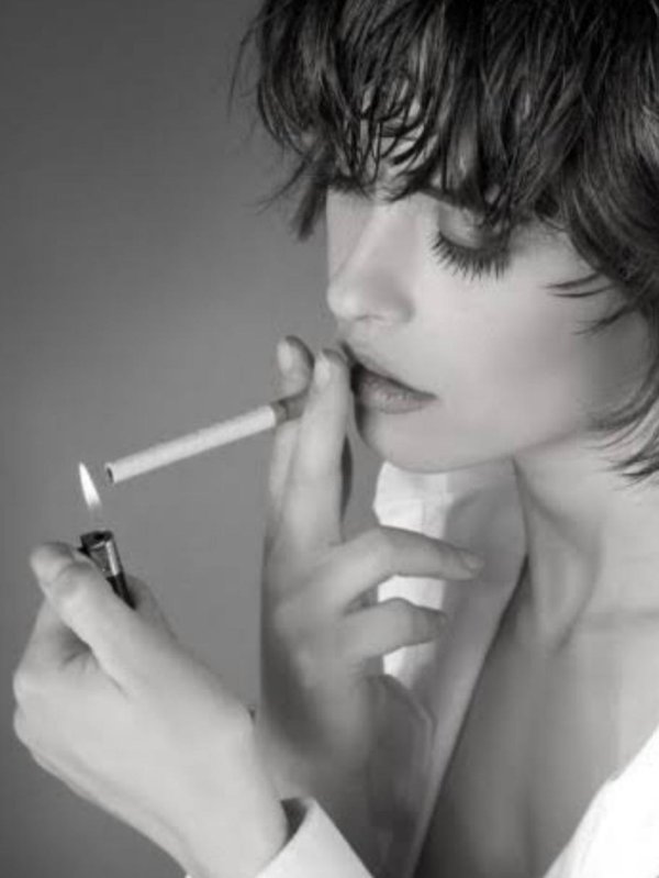 Девушка курит